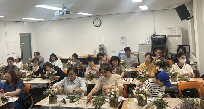 광주시가 농촌 일자리 창출을 위한 ‘원예 관리사 양성 과정’ 교육이 진행되고 있다. 사진을 지난해 교육 참여자들 모습(사진 광주시 제공)