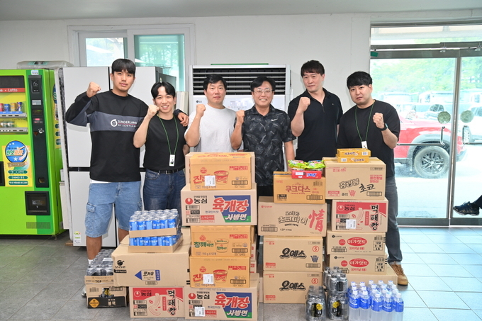 하남시가 동네 환경미화원 응원 이벤트에서 전국 1위를 차지한 하남시 환경 미화원들에게 전달될 100만 원 상당의 간식(사진=하남시 제공)