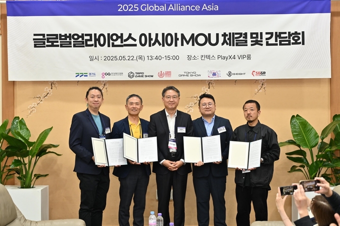 지난 22일 고양 킨텍스 PlayX4 VIP룸에서 열린 글로벌얼라이언스 아시아 MOU 체결 및 간담회서 (가운데) 탁용석 경기콘텐츠진흥원 원장과 대만·일본·싱가포르 게임 기관 및 조직 위원회와 기념촬영을 하고 있다. (사진=경기콘텐츠진흥원 제공)