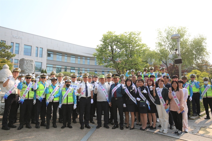  27일 경기남부경찰청이 차량 안전벨트 착용 생활화 캠페인을 진행했다. (사진=경기남부경찰청 제공)