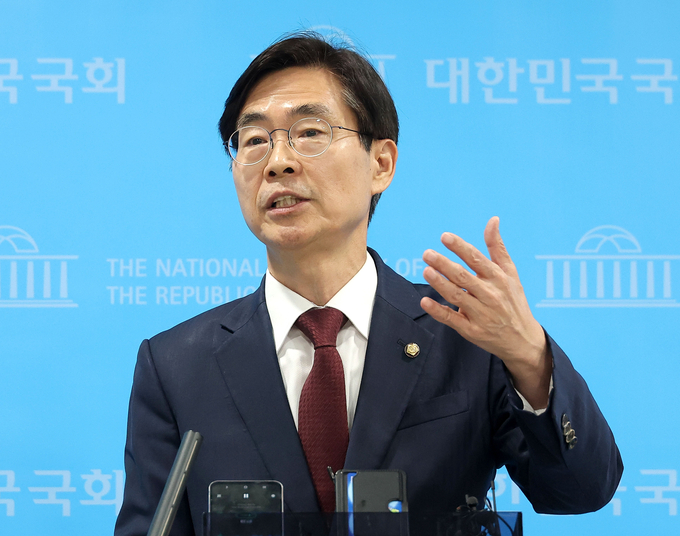 조경태 국민의힘 의원이 지난 10일 국회 소통관에서 당의 김문수 대선 후보 선출 취소와 한덕수 후보 재선출 절차 착수 조치와 관련한 규탄 및 철회 촉구 기자회견을 마친 뒤 취재진 질문에 답변하고 있다. (사진=연합뉴스)