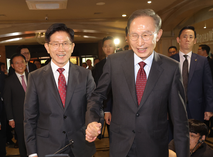 김문수 국민의힘 대선 후보와 이명박 전 대통령이 27일 서울 여의도 켄싱턴호텔에서 만나 오찬을 위해 이동하고 있다. (사진=연합뉴스)