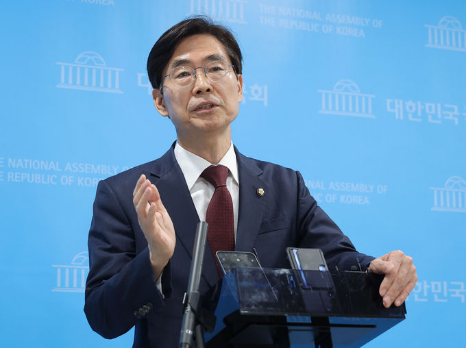 조경태 국민의힘 의원이 지난 10일 국회 소통관에서 당의 김문수 대선 후보 선출 취소와 한덕수 후보 재선출 절차 착수 조치와 관련한 규탄 및 철회 촉구 기자회견을 마친 뒤 취재진 질문에 답변하고 있다. (사진=연합뉴스)