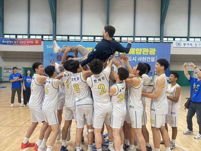  27일 경남 삼천포체육관에서 열린 '제54회 전국소년체육대회'에서 우승한 수원 삼일중 선수들이 김민구 삼일중 코치를 헹가래 하고 있다. (사진=류초원 기자)