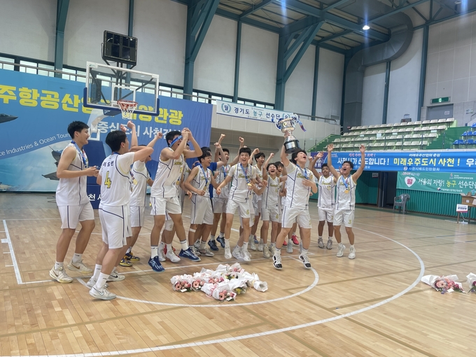  27일 경남 삼천포체육관에서 열린 '제54회 전국소년체육대회' 마지막 날 농구 남자 15세 이하부 결승서 경북 상주중을 77-38로 꺾고 우승한 수원 삼일중 선수들이 기뻐하고 있다. (사진=류초원 기자) 