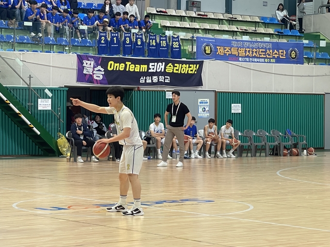 27일 경남 삼천포체육관에서 열린 대회 마지막 날 농구 남자 15세 이하부 결승 수원 삼일중과 경북 상주중의 대결서 주장 한재찬이 지시하고 있다. (사진=류초원 기자)