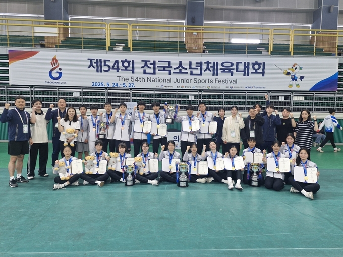 27일 경남 남해실내체육관에서 열린 '제54회 전국소년체육대회' 마지막 날 펜싱 종목 단체전서 우승한 경기도선수단이 기념사진을 찍고 있다. (사진=경기도펜싱협회 제공)