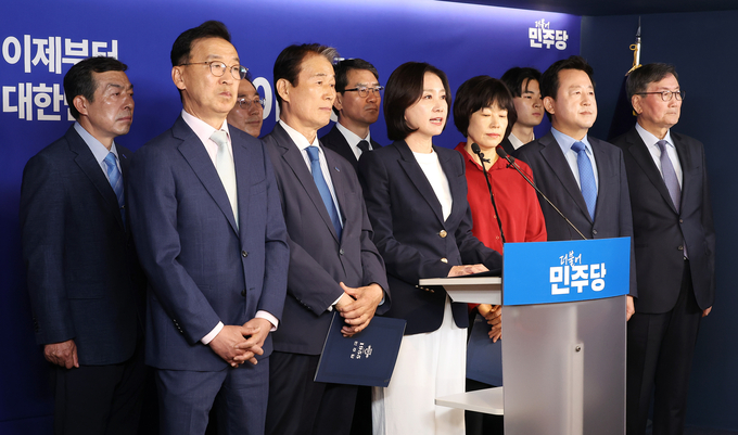  27일 서울 여의도 더불어민주당 중앙당사에서 열린 공동선언식에서 권오을 중앙선거대책위원회 국민대통합위원장과 허은아 전 개혁신당 대표, 최연숙 대구시당 선대위원장 등 참석한 인사들이 선언문을 낭독하고 있다. (사진=연합뉴스)
