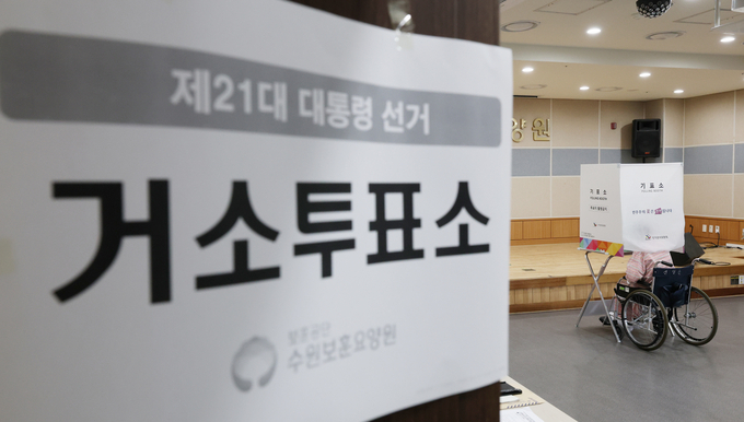 제21대 대통령선거를 일주일 앞둔 27일 오후 수원시 한국보훈복지의료공단 수원보훈요양원에서 어르신들이 거소투표를 하고 있다. (사진=옥지훈 기자)