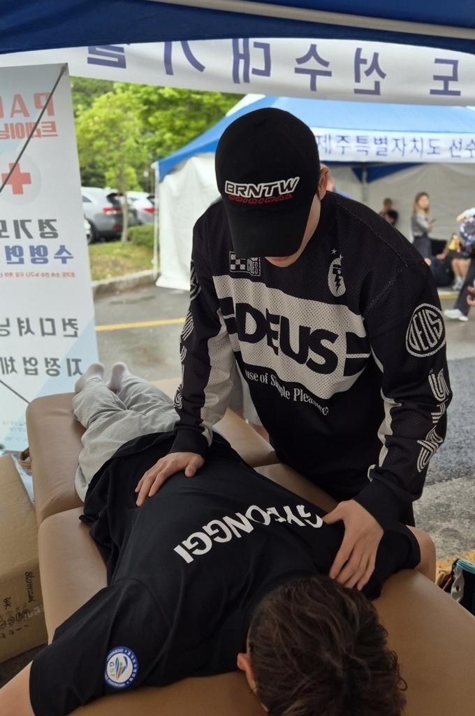 경기도교육청에서 파견한 전문 트레이너들이 수영 경기가 열리고 있는 경남 창원 창원실내수영장에서 경기도 수영 선수들에게 마사지를 하고 있다. (사진=경기도수영연맹 공식 컨디셔닝센터 페이스트레이닝센터 제공)