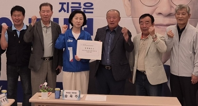  범대위가 ‘수원 군공항 이전 및 이전지 개발 지원’ 공약 철회를 요구하는 제안서를 송옥주 국회의원에게 저달했다. (사진=범대위 제공)