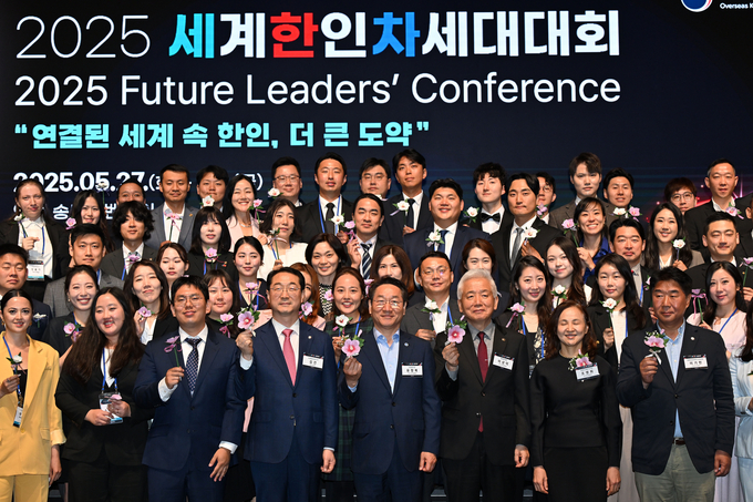 유정복 인천시장이 27일 송도컨벤시아에서 열린 '2025 세계한인차세대대회'에서 이상덕 재외동포청장 등 참석자들과 기념촬영하고 있다. ( 사진 = 인천시 제공 )