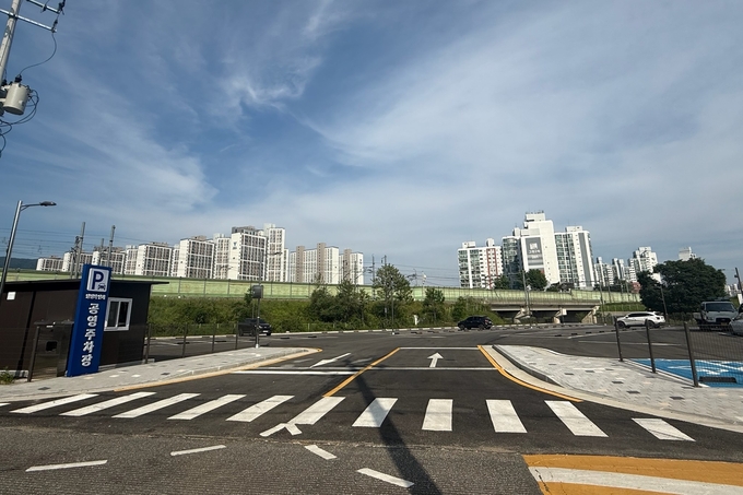 양평군 양평읍 마유산로 인근 철도 부지에 조성한 양평역 연계 공영주차. (사진=양평군 제공)