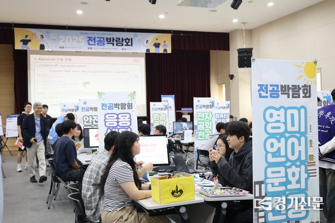 한경국립대학교 ‘2025 전공박람회’에서 재학생이 신입생에게 적성과 진로에 대해 상담하고 있다. (사진=한경국립대학교 제공)