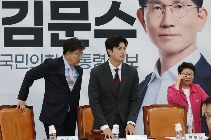 김용태 국민의힘 비상대책위원장과 권성동 원내대표가 27일 서울 여의도 국회에서 당헌·당규 개정을 위한 비상대책위원회의에 참석해 자리에 앉고 있다. (사진=연합뉴스)