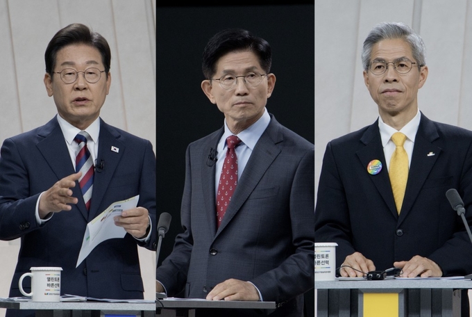 이재명(왼쪽부터) 더불어민주당·김문수 국민의힘·권영국 민주노동당 대선 후보가 27일 서울 마포구 상암동 MBC 스튜디오에서 열린 정치 분야제21대 대통령 선거 후보자 3차 토론회를 준비하고 있다. (사진=연합뉴스)