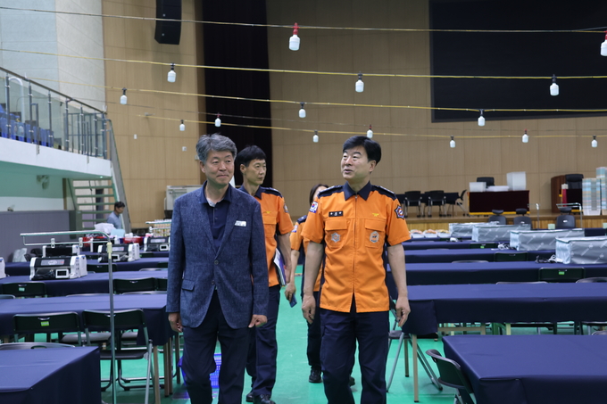 김포소방서 유해공 서장과 직원들이 개표소 현장 전검을 살피고 있다. (사진=김포소방서 제공)
