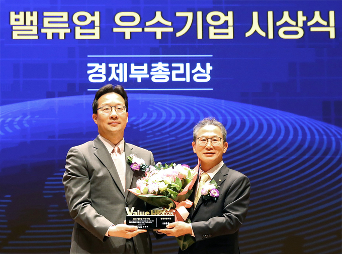 KB금융, 밸류업 우수기업 선정…‘경제부총리상’ 수상