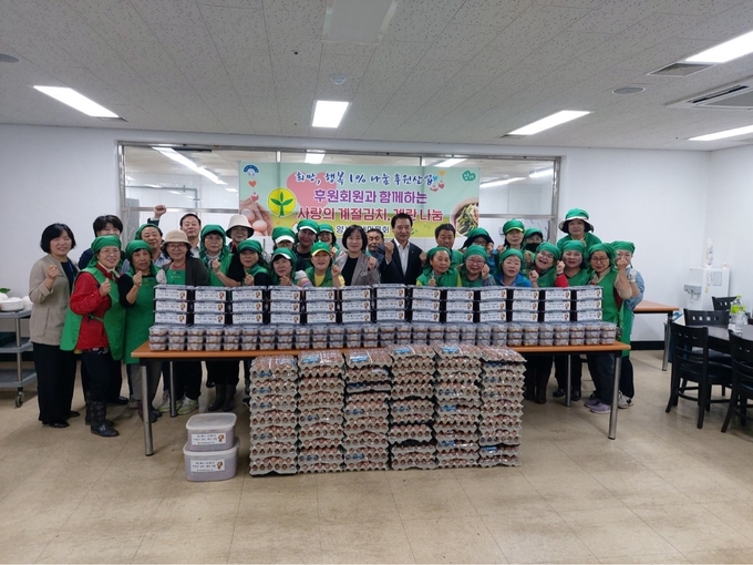 양서면 새마을지도자협의회와 면부녀협의회는 23일 양서면 다목적복지회관에서 불우이웃을 위한 '사랑의 계절 김치, 계란나눔 행사'를 진행했다. (사진=양서면 행정복지센터 제공)