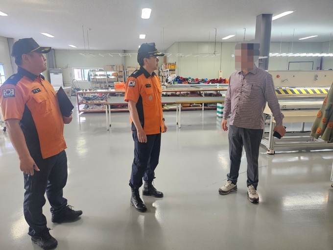 나윤호 서장이 분진시설 작업장을 찾아, 관계자에게 화재 언전지도를 하고 있다. (사진=남양주소방서 제공)