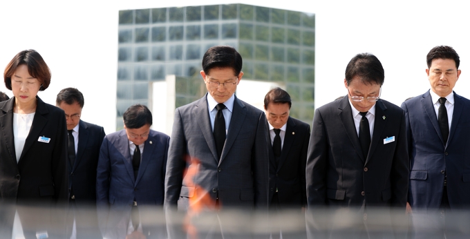 김문수 국민의힘 대선 후보가 김태호 등 같은 당 의원과 함께 28일 오전 경남 창원시 마산회원구 국립3.15민주묘지를 방문해 묵념하고 있다. (사진=연합뉴스)