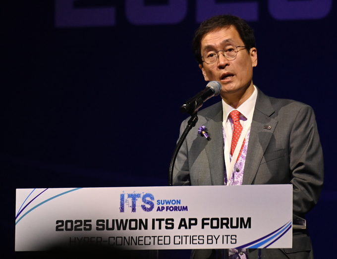 함진규 한국도로공사 사장이 28일 수원시 영통구 수원컨벤션센터에서 열린 '2025 수원 ITS 아태총회' 개막식에서 축사를 하고 있다.