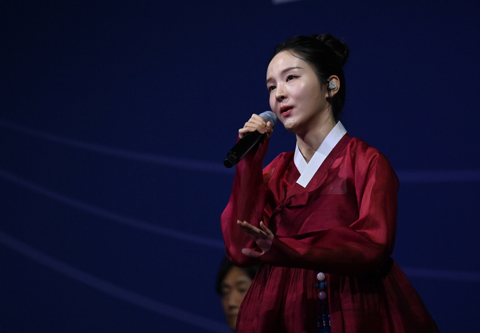 가수 송소희가 28일 수원시 영통구 수원컨벤션센터에서 열린 '2025 수원 ITS 아태총회' 개막식에서 축하공연을 하고 있다.