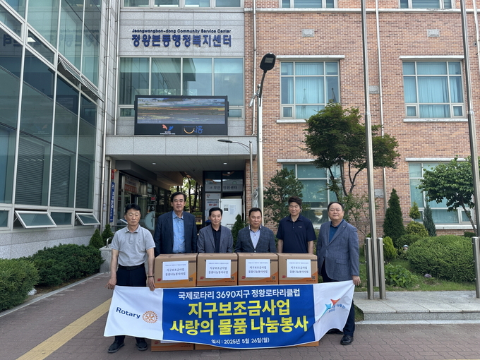 시흥시 정왕로타리클럽는 지난 26일, 정왕본동 행정복지센터에 여름이불 80채를 후원했다. (사진=시흥시 제공)