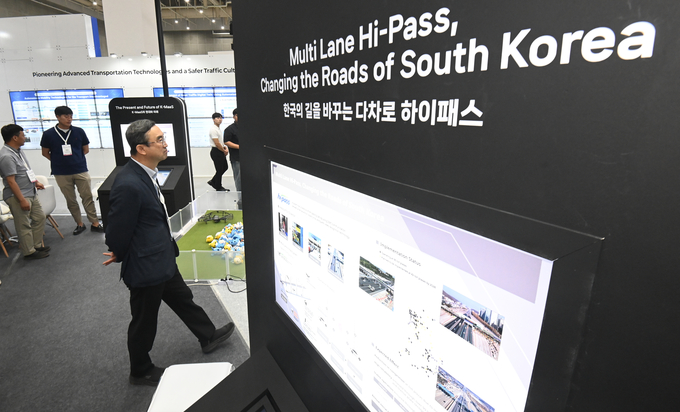 28일 수원시 영통구 수원컨벤션센터에서 열린 '2025 수원 ITS 아태총회'에서 참석자들이 전시회를 둘러 보고 있다.