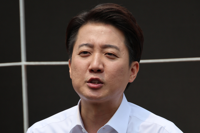 이준석 개혁신당 대선 후보가 사전투표를 하루 앞둔 28일 서울 여의도공원에서 유세를 마친 뒤 취재진의 질문에 답하고 있다. (사진=연합뉴스)