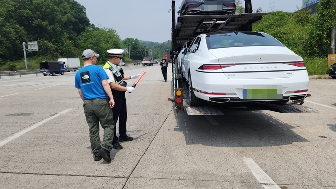  28일 오전 경기남부경찰청 고속도로순찰대가 차량 관리를 미흡하게 한 화물차 운전자를 적발했다. (사진=박진석 기자)