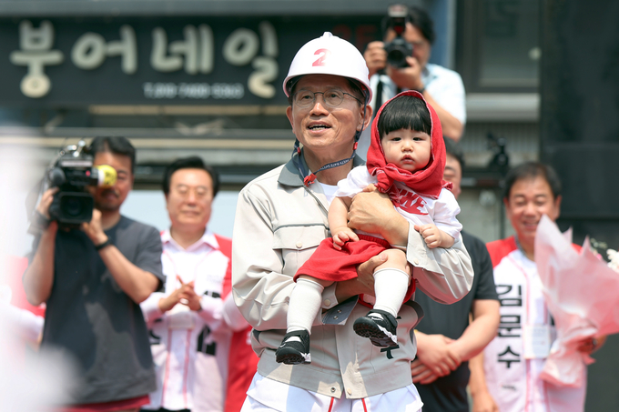 김문수 국민의힘 대선후보가 28일 오전 경남 창원시 성산구 상남동 분수광장에서 한 아이를 안고 있다. (사진=연합뉴스)