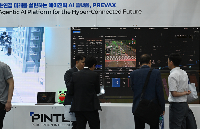 28일 수원시 영통구 수원컨벤션센터에서 열린 '2025 수원 ITS 아태총회'에서 참석자들이 전시회를 둘러 보고 있다. (사진=옥지훈 기자)