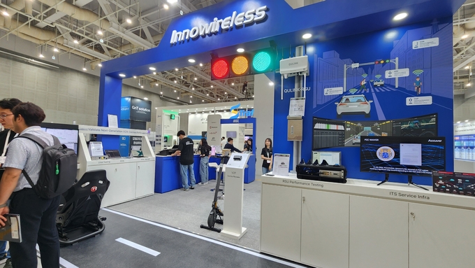  28일 '2025 수원 ITS(지능형 교통 체계) 아태총회'에 참여한 '이노와이어리스(Innowireless)'가 차량 통신 기술을 전시했다. (사진=박진석 기자)