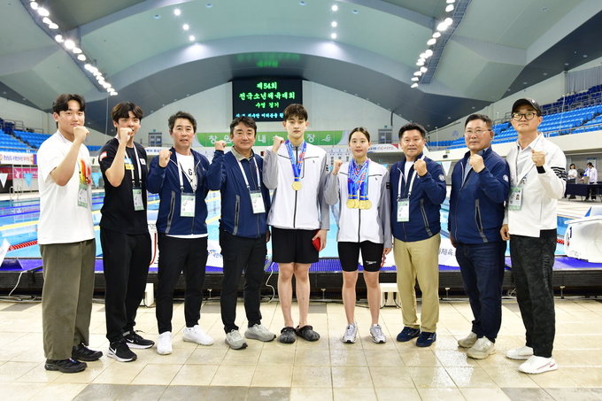 24일부터 27일까지 경남 창원시 창원실내수영장에서 열린 '제54회 전국소년체육대회' 수영 종목서 다관왕에 오른 선수들과 김호철 경기체중 교장(오른쪽 세번째)이 기념사진을 찍고 있다. (사진=경기체중 제공)