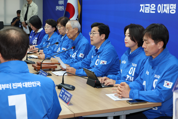 박찬대 더불어민주당 상임 총괄선대위원장이 사전투표를 하루 앞둔 28일 서울 여의도 당사에서 열린 중앙선거대책위원회의에서 투표를 독려하고 있다. (사진=연합뉴스)