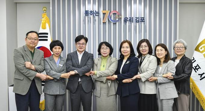 공항소음피해 장학금 지원사업 회의를 마치고 김병수 (왼쪽 3번째)시장과 관계자들이 기념사진을 찍고 있다. (사진=김포시청 제공)