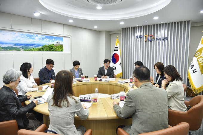  김병수 시장이 환경정책과 직원, 관계자등이 공항소음피해지역 학생 장학금지원사업에 대한 논의를 하고 있다. (사진=김포시청 제공)