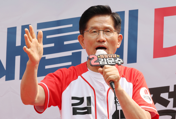 김문수 국민의힘 대선 후보가 28일 경남 양산시 이마트 양산점 앞에서 유세를 하고 있다. (사진=연합뉴스)