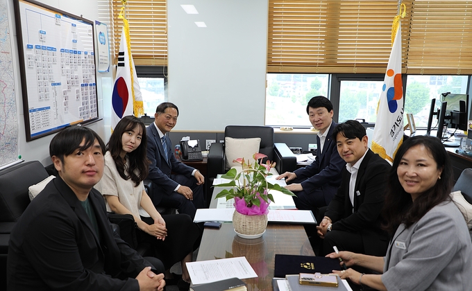 28일 양평 본원 경기도시장상권진흥원장 집무실에서 김민철 경상원장, 이재준 경기도주식회사 대표이사와 기관 담당자들이 정담회에 앞서 기념촬영을 하고 있다. (사진=경상원 제공)