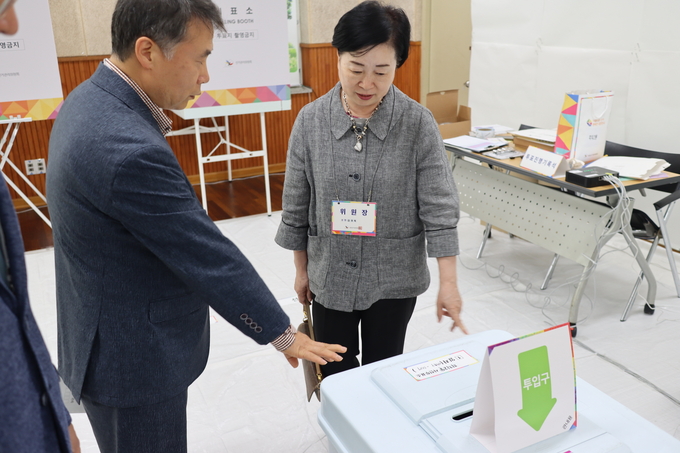 인천시선관위 위원장이 제21대 대통령선거 사전투표소 현장을 점검하고 있다. ( 사진 = 인천시선관위 제공 )