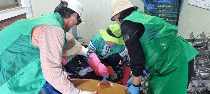 양평읍새마을회가 친환경 비누 만들기 봉사활동을 펼쳤다. (사진=양평읍 행정복지센터 제공)