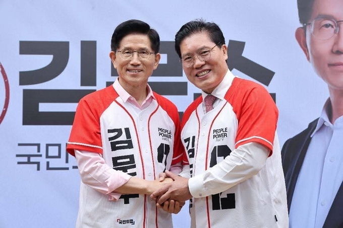 김문수 국민의힘 대선 후보가 유세 중 송석준(이천) 의원과 손을 맞잡고 있다. (사진=송 의원실 제공)