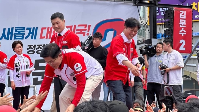 김문수 국민의힘 대선 후보가 유세 중 김종혁 고양병 당협위원장과 함께 지지자들과 악수를 하고 있다. (사진=김종혁 당협위원장 제공)