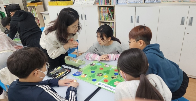 광명시는 광명미래교육협력지구 사업인 ‘해오름 마을학교’와 연계한 ‘청소년과 함께하는 공정무역학교’ 프로그램을 관내 18개 초등학교 대상으로 운영 중이다. (사진=광명시 제공).