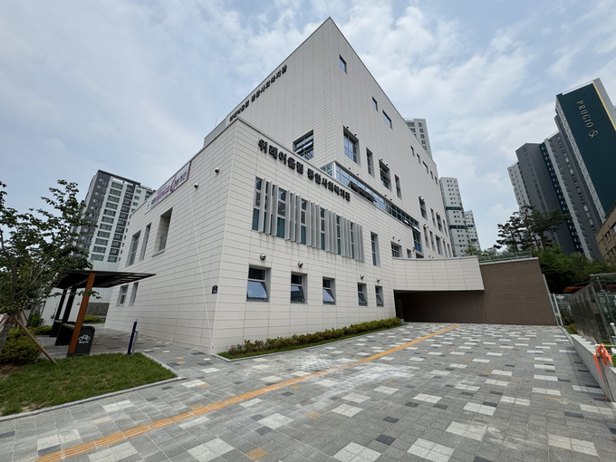 정식 개관을 앞두고 시범 프로그램을 운영 중인 성남시 ‘위례어울림종합사회복지관’ 전경. 복지관은 수정구 창곡동 위례택지지구 내에 위치하며, 지하 2층~지상 6층 규모로 조성됐다. (사진=성남시 제공)
