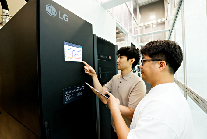 지난달 미국 워싱턴 D.C에서 열린 ‘데이터센터월드(Data Center World) 2025’에서 모델들이 AI 데이터센터 액체 냉각 솔루션인 CDU(Coolant Distribution Unit; 냉각수 분배 장치)를 소개하고 있다. (사진=LG전자 제공)