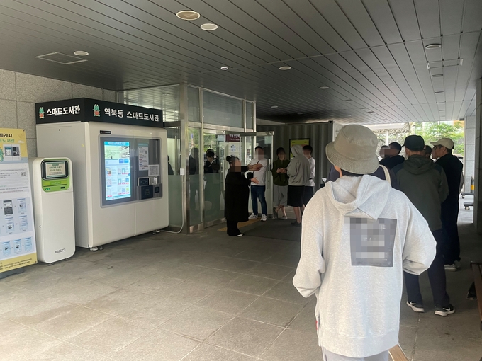 제21대 대통령선거 사전투표 첫날인 29일 아침 용인시 역북동에 마련된 사전투표소에서 유권자들이 줄을 서고 있다. (사진=김우민 수습 기자)
