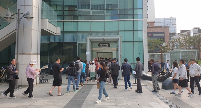 제21대 대통령선거 사전투표 첫날인 29일 아침 수원시 인계동에 마련된 사전투표소에서 유권자들이 줄을 서고 있다. (사진=나규항 기자)