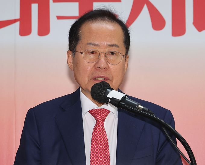 국민의힘 대선 후보 2차 경선에서 탈락한 홍준표 후보가 지난달 29일 서울 여의도 대하빌딩 선거 캠프 사무실에서 정계 은퇴 의사를 밝히고 있다. (사진=연합뉴스)